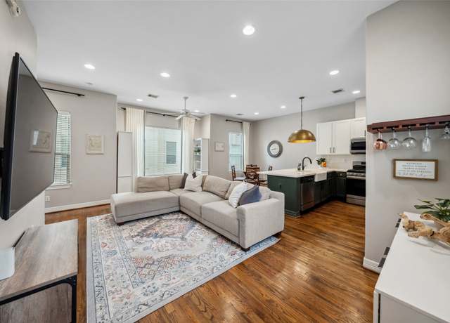 Property at 3830 Center St, Houston, TX 77007, 3 beds, 2.5 baths