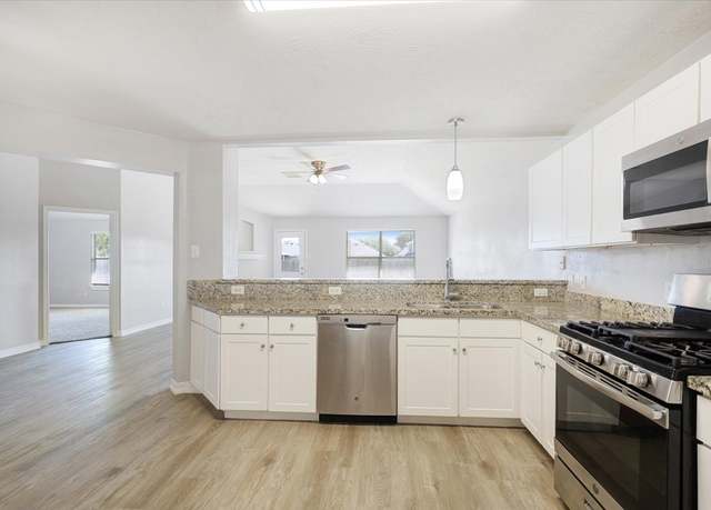 Property at 315 Mammoth Springs Ln, Dickinson, TX 77539, 3 beds, 2 baths