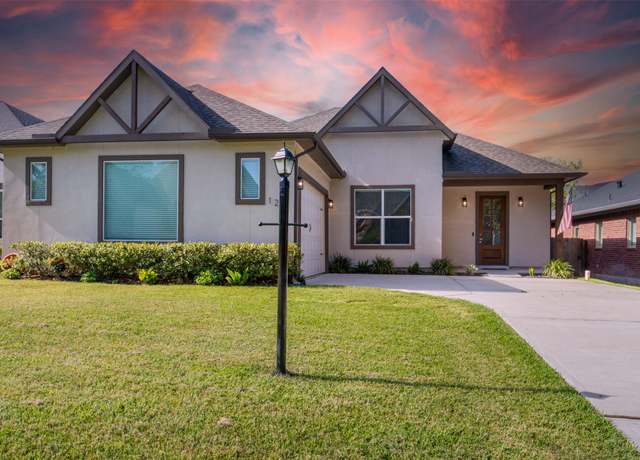 Property at 121 Bermuda Cir, Montgomery, TX 77356, 3 beds, 2.5 baths