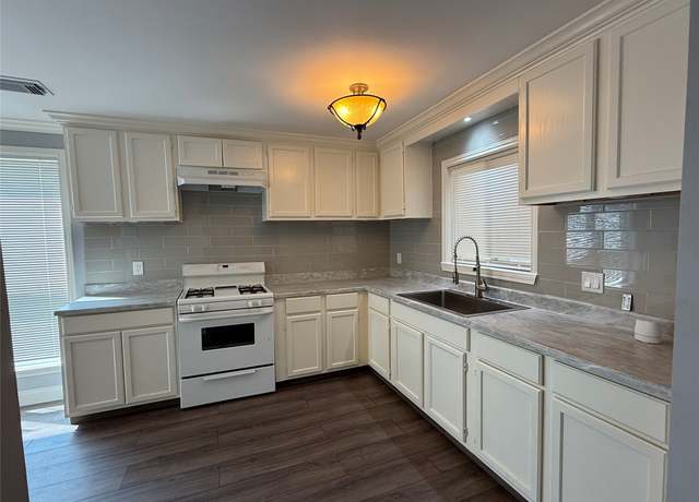 Property at 305 E Francis St, Baytown, TX 77520, 3 beds, 2 baths