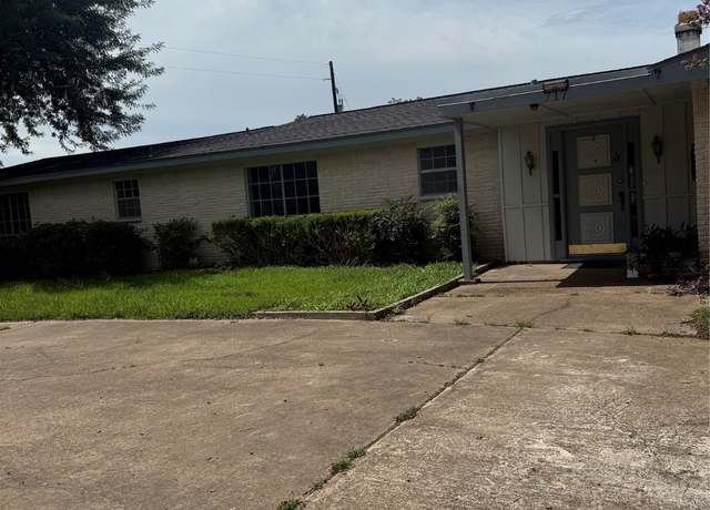 Property at 717 E Sycamore St, Pearland, TX 77545, 4 beds, 3 baths