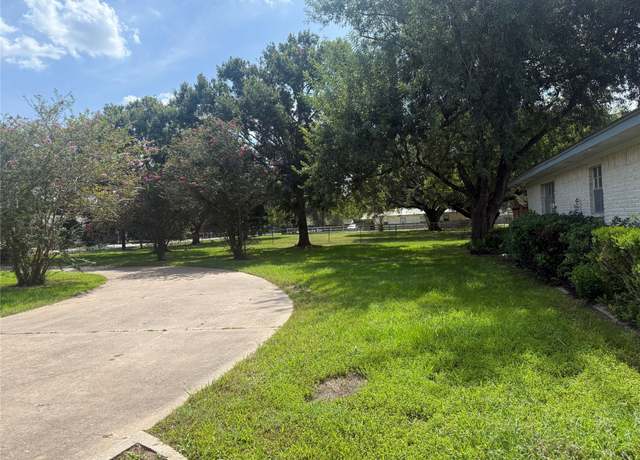 Property at 717 E Sycamore St, Pearland, TX 77545, 4 beds, 3 baths