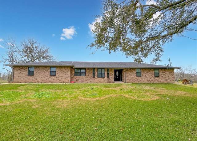 Property at 302 Buffalo Trl, Lake Jackson, TX 77566, 4 beds, 2.5 baths