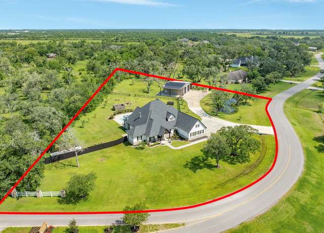 Property at 337 Thousand Oaks Dr, Angleton, TX 77515, 4 beds, 2.5 baths