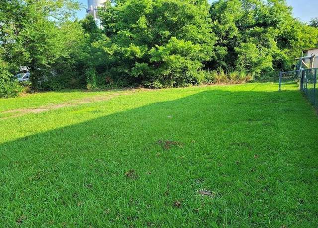 Property at 305 E Broadway St, Clarksville, TX 75426
