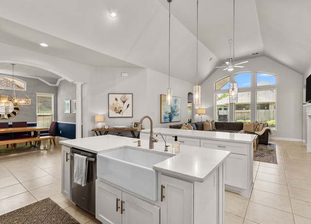 Property at 511 Summer Acres Ct, Rosenberg, TX 77469, 3 beds, 3.5 baths