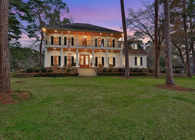 Property at 15724 Lakeway Dr, Willis, TX 77318, 5 beds, 4.5 baths