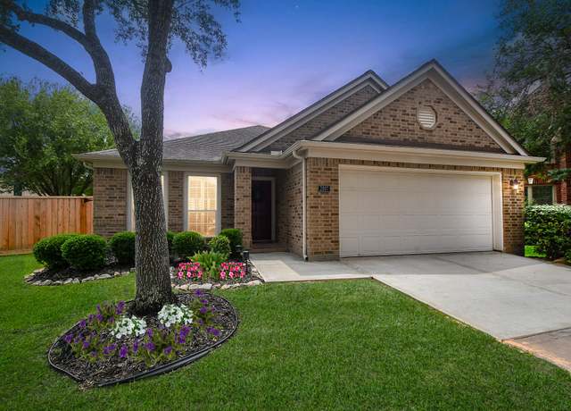 Property at 2807 Highland Lake Ct, Pearland, TX 77584, 4 beds, 2 baths