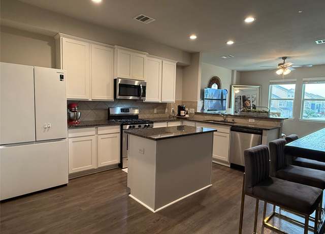 Property at 3610 Vista Pointe Dr, Pasadena, TX 77504, 2 beds, 2.5 baths