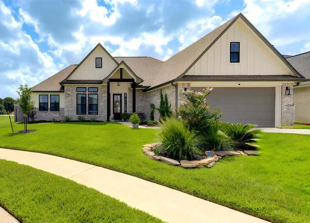 Property at 12 Keystone Ct, Angleton, TX 77515, 5 beds, 2.5 baths