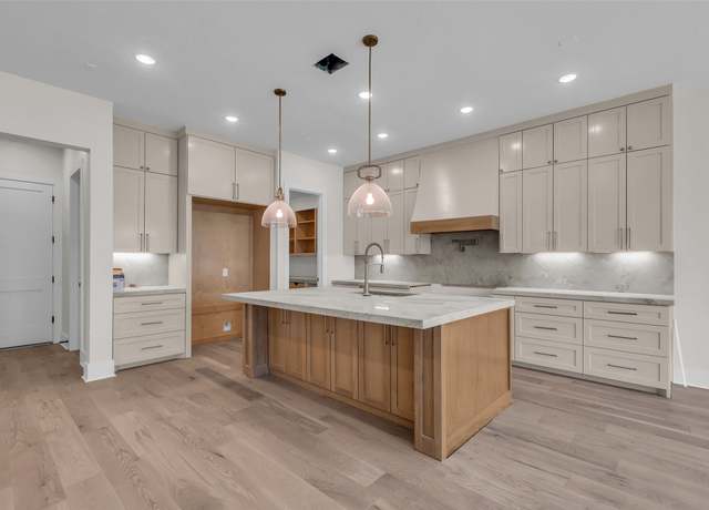 Property at 1316 Althea Dr, Houston, TX 77018, 5 beds, 4.5 baths