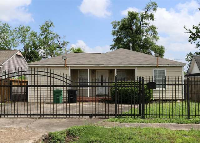 Property at 1031 Zoe St, Houston, TX 77020, 3 beds, 2 baths