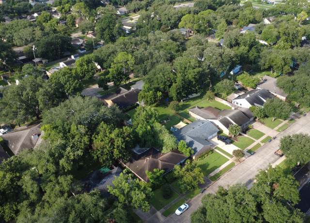 Property at 127 Azalea St, Sugar Land, TX 77478, 3 beds, 2 baths