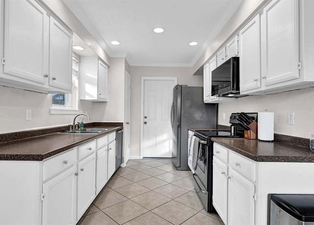 Property at 322 Forest Hills Dr, League City, TX 77573, 4 beds, 2 baths