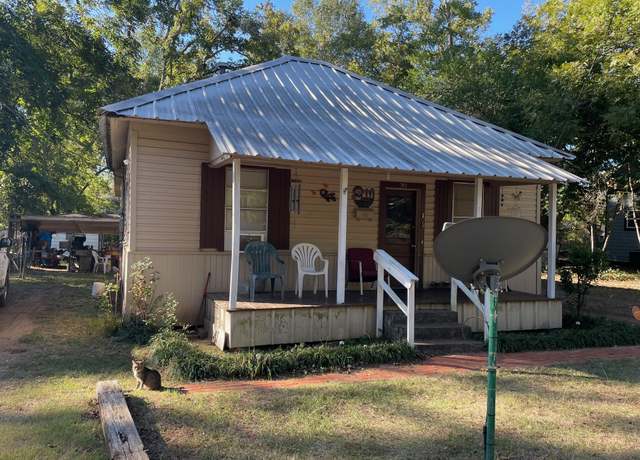 Property at 703 E Terrell Ave, Crockett, TX 75835, 3 beds, 1 bath