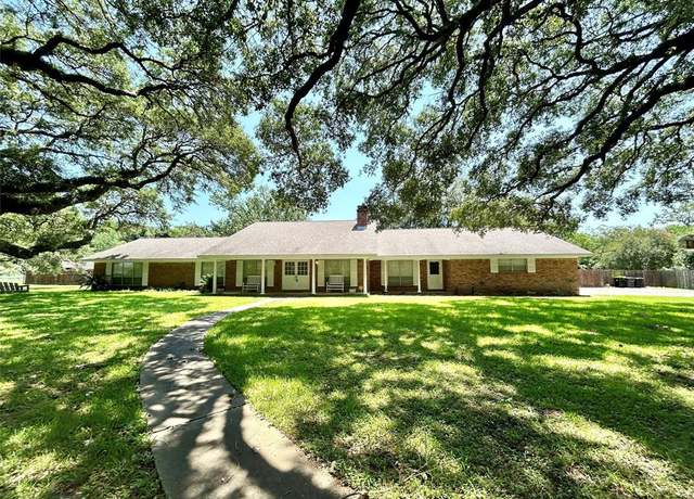 Property at 4 Renwick St, Bay City, TX 77414, 4 beds, 3 baths
