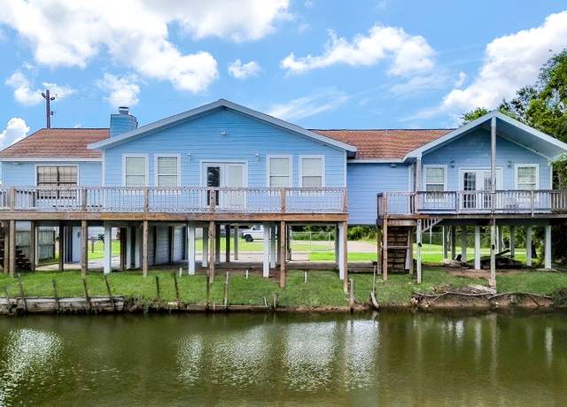 Property at 1615 Railroad St, Dickinson, TX 77539, 4 beds, 3 baths