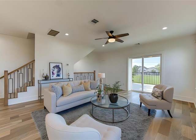 Property at 933 E 40 1/2 St St, Houston, TX 77022, 3 beds, 3.5 baths