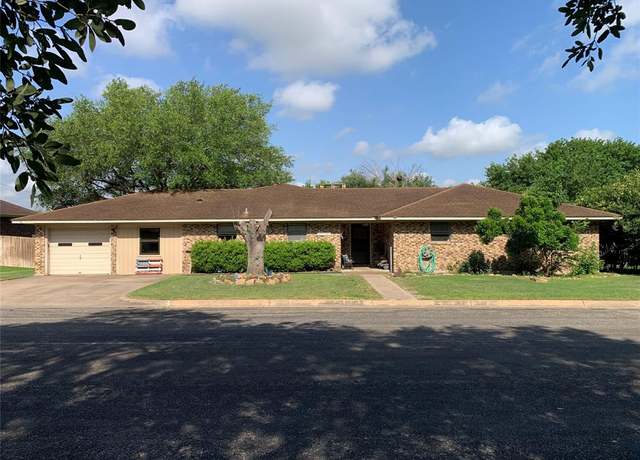 Property at 105 Meadow Creek Dr, Schulenburg, TX 78956, 3 beds, 2.5 baths
