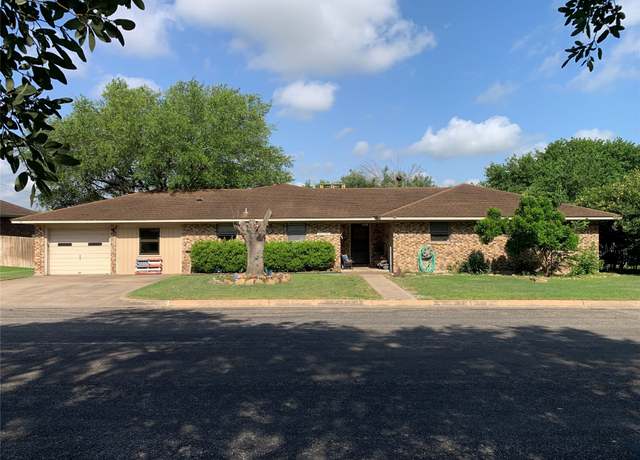 Property at 105 Meadow Creek Dr, Schulenburg, TX 78956, 3 beds, 2.5 baths
