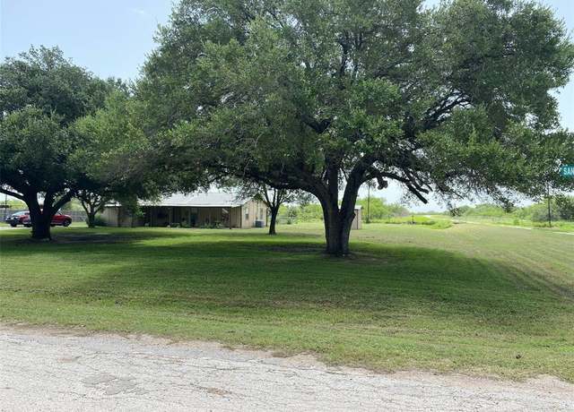 Property at 15 Sandra Ln, Victoria, TX 77905, 4 beds, 2 baths