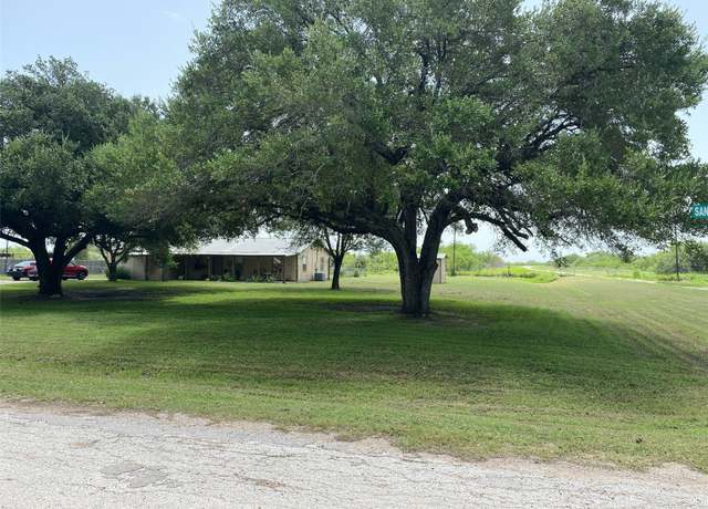 Property at 15 Sandra Ln, Victoria, TX 77905, 4 beds, 2 baths