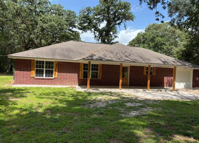 Property at 10 Oak Creek Dr, Huntsville, TX 77320, 3 beds, 2 baths