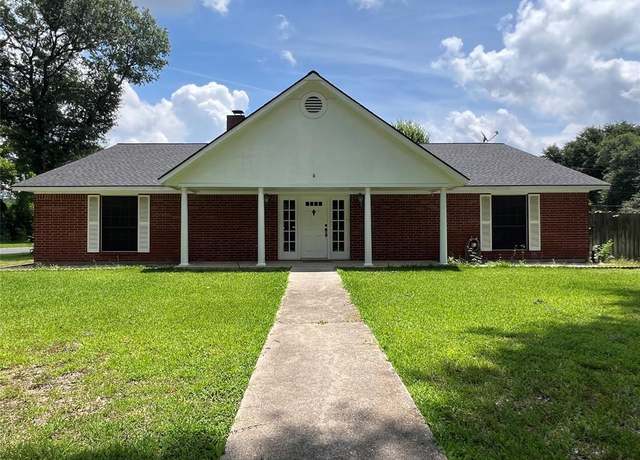 Property at 101 Willowbend St, Huntsville, TX 77320, 3 beds, 2 baths