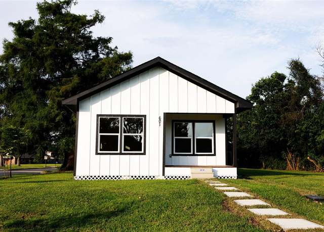 Property at 601 S Carroll St, La Porte, TX 77571, 3 beds, 2 baths