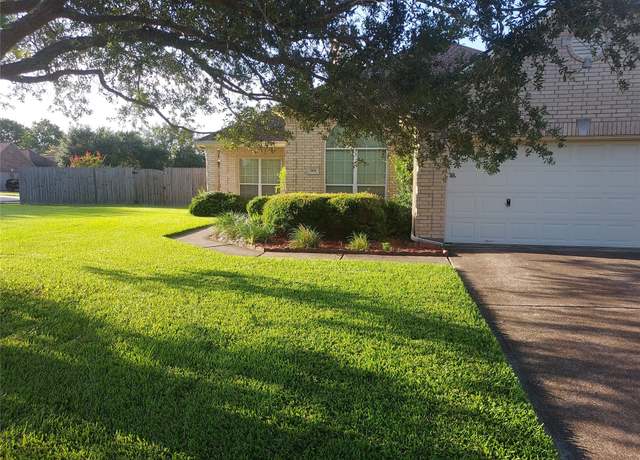 Property at 901 S S Belle Dr, Angleton, TX 77515, 3 beds, 2 baths