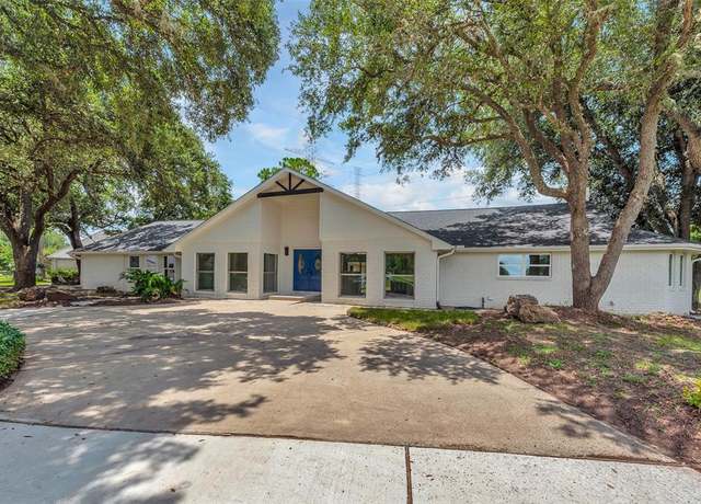 Property at 2702 Fairway Dr, Sugar Land, TX 77478, 4 beds, 5 baths