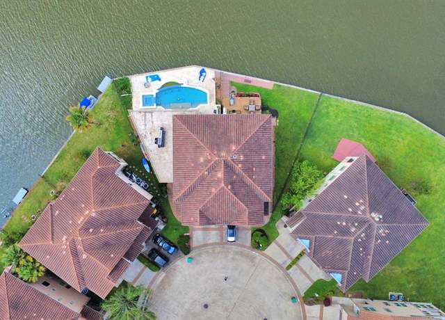Property at 4145 Boardwalk Blvd, Seabrook, TX 77586, 4 beds, 3.5 baths