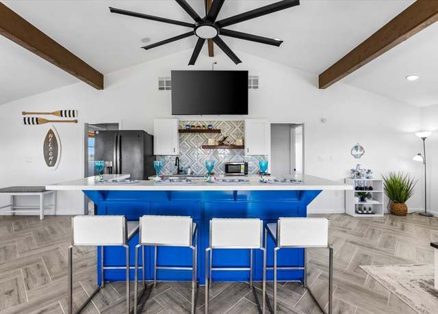 Property at 920 17th St, Port Bolivar, TX 77650, 6 beds, 3 baths