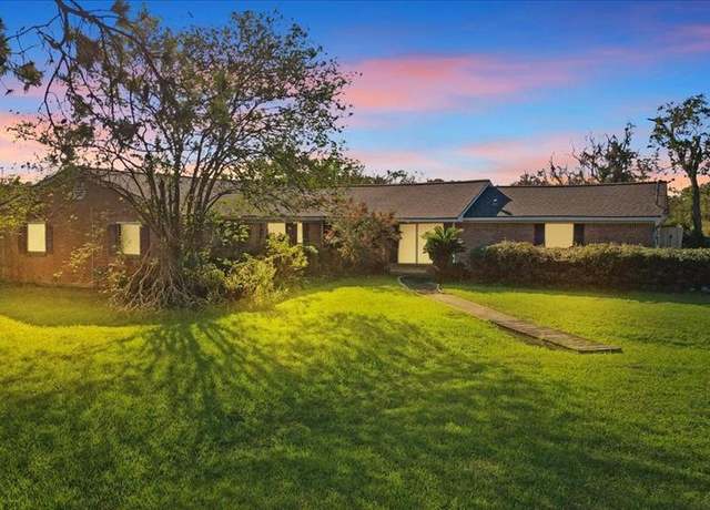 Property at 134 Creekwood Dr, Freeport, TX 77541, 5 beds, 3 baths