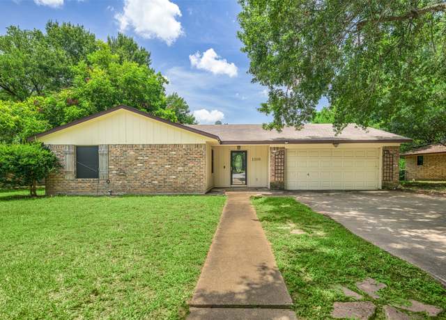 Property at 1108 Hollis Dr, Brenham, TX 77833, 3 beds, 2 baths