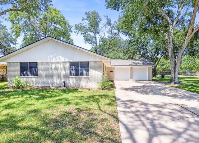 Property at 3010 Lamar Cir, El Campo, TX 77437, 3 beds, 2 baths