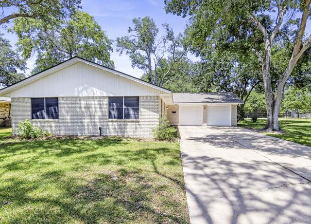 Property at 3010 Lamar Cir, El Campo, TX 77437, 3 beds, 2 baths