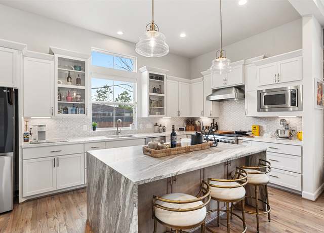 Property at 4504 Yupon St, Houston, TX 77006, 3 beds, 3.5 baths