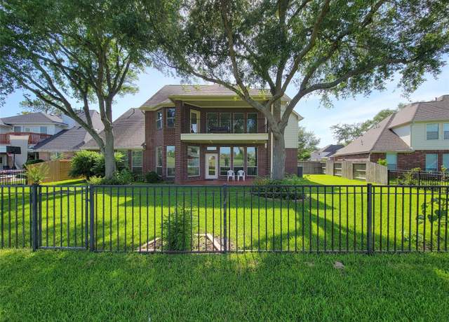Property at 3011 Taylorcrest Dr, Pearland, TX 77584, 4 beds, 3.5 baths