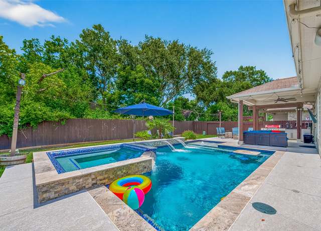 Property at 7327 Parkview Dr, Hitchcock, TX 77563, 4 beds, 2.5 baths