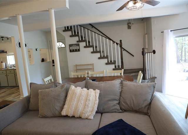 Property at 465 Creek Dr, Onalaska, TX 77360, 3 beds, 2 baths