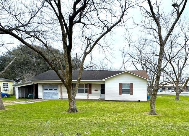 Property at 809 August St, El Campo, TX 77437, 3 beds, 1 bath