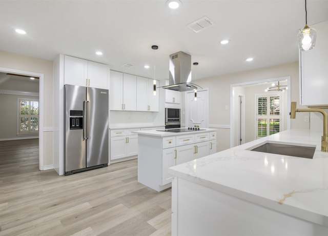 Property at 6903 Vinewood Cir, Houston, TX 77088, 4 beds, 4.5 baths