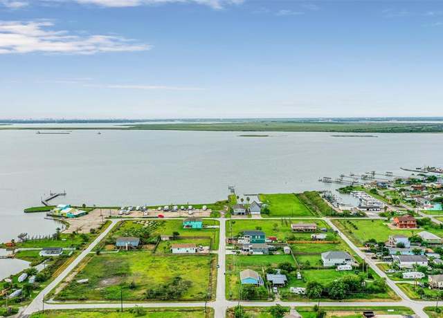 Property at 1004 20th St, Dickinson, TX 77539, 3 beds, 2 baths