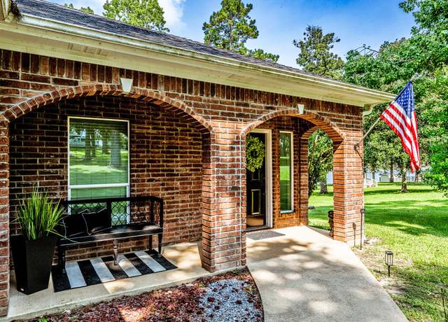 Property at 14 Lakeview Mnr, Huntsville, TX 77340, 3 beds, 2.5 baths