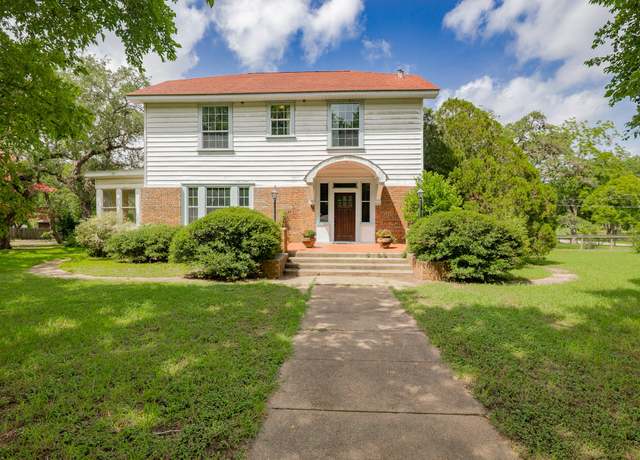 Property at 1002 E Gonzales St, Yoakum, TX 77995, 3 beds, 2.5 baths