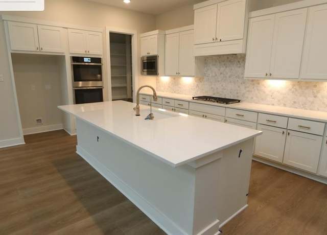 Property at 5507 Holly Hollow Ln, Fulshear, TX 77441, 5 beds, 4.5 baths