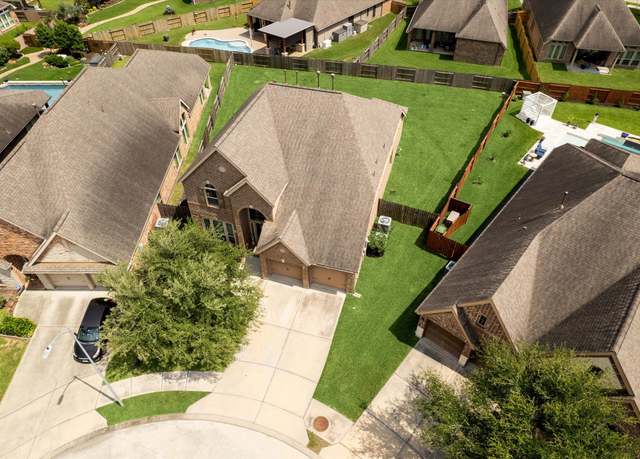 Property at 13921 Pebble Falls Ln, Pearland, TX 77584, 4 beds, 3.5 baths