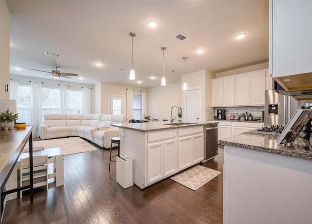 Property at 10968 Cannes Memorial Dr, Houston, TX 77043, 3 beds, 2.5 baths