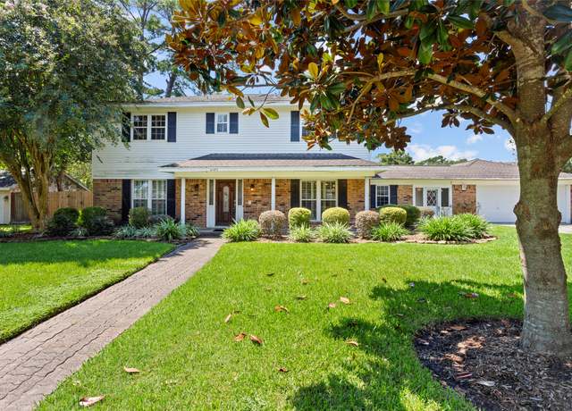 Property at 5105 Ash Ct, Dickinson, TX 77539, 4 beds, 2.5 baths